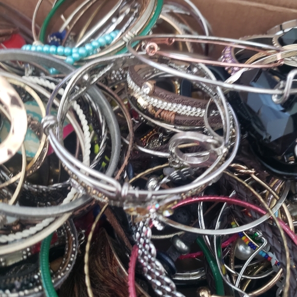 HUGE 10+POUNDS BANGLE & BRACELET LOT - Picture 5 of 7